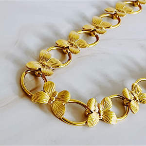 Collar Vintage Chapado en Oro con Mariposas Entrelazadas, con Circonitas y Perlas, Estilo Religioso Moderno para Fiesta o Regalo - Product Image 1