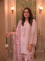 Ensemble prêt-à-porter entièrement cousu avec haut en crêpe naturel brodé de sequins, pantalon Farshi Salwar et dupatta.