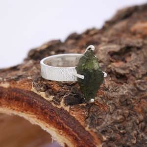 Anillo de piedras preciosas de moldavita hecho a mano, perfecto para regalos únicos y ocasiones especiales memorables - Product Image 6