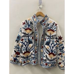 เสื้อแจ็คเก็ตผ้าลายโซซานีสไตล์ไพรรีชิค ทำมือจากไจปุร์ สีไอวอรี่อินดิโก้ เป็นมิตรกับสิ่งแวดล้อม เหมาะสำหรับฤดูใบไม้ผลิ ลายเถาวัลย์พันกัน - Product Image 1