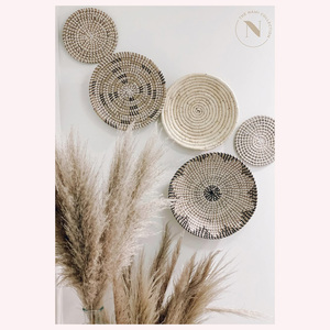 Decoración de pared de ratán artesanal Premium y Metal, elegancia Tropical tejida a mano para el estilo moderno del hogar y el Resort - Product Image 1