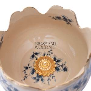 Bonbonnière de luxe en laiton doré avec un design floral en porcelaine de style européen classique et une base décorative ornée - Product Image 2
