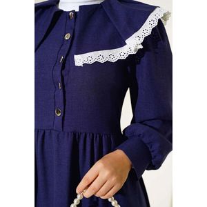 Robe en dentelle à col bleu marine - Product Image 1