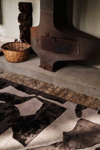 Spire Ember est un design de collage contemporain qui met en valeur la beauté brute des matériaux naturels avec des textures organiques - Product Image 4