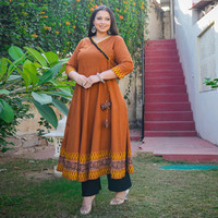 Kurti Anarkali en coton flammé grande taille style Angrakha, couleur marron, tenue traditionnelle élégante, coupe confortable, tissu doux à motifs