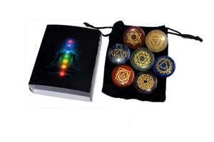 Vente en gros Coffret cadeau Chakra 7 Chakra Energy Healing Crystal Stone Combinaison Set 7 Chakra Gravé Set avec boîte imprimée noire - Product Image 3