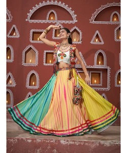 Night Dance NavratriLehengaCholi pour femme en noir avec miroir et velours Chunni - Product Image 4