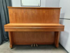 Top Yamahas W103 Piano vertical acústico marrón para jugadores profesionales Piano japonés de segunda mano de madera maciza - Product Image 3