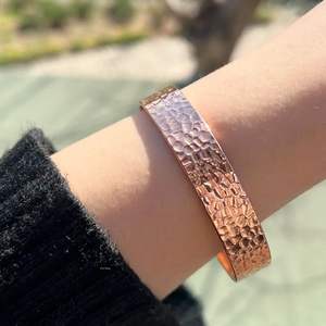 Bracelet en cuivre durable fait à la main pour le marché des accessoires de mode, axé sur les matériaux écologiques et les compétences artisanales - Product Image 4