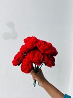 Bouquet de mariage en fleurs de rose colorées, fait main au crochet, en laine, par des confisieurs indiens
