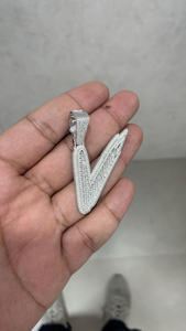 Collar con Colgante Personalizado en Forma de Letra V, Collar con Nombre Personalizado Estilo Hip Hop con Moissanita Baguette, Colgante con Incrustaciones, 4.11 Quilates - Product Image 2