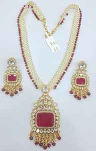 Élégant collier à pendentif Kundan serti de pierres vertes et de boucles d'oreilles assorties pour femmes, parfait pour les occasions traditionnelles - Product Image 3