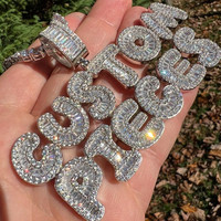 Increíble Diseño y Tamaño Personalizados, Letras de Graffiti, Colgantes Hip Hop, Diamantes Cultivados en Laboratorio Hechos a Mano, Corte Baguette, Oro Blanco DS0556