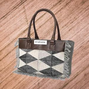 Dernier Alanza Patch Weekender Bag Weekender Sacs à main pour femmes Sac en toile de vachette avec toile recyclée avec poignées en cuir - Product Image 2