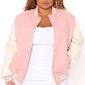 Chaqueta Universitaria de Alta Calidad para Hombre y Mujer, Estilo Letterman, con Cuerpo de Lana Negra, Mangas Beige y Cuello Alto - Product Image 2