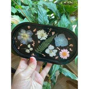 Plateau de service personnalisé en résine avec fleurs incrustées pièce unique avec forme et taille personnalisées à des prix abordables - Product Image 3