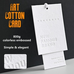 Étiquettes suspendues personnalisées de luxe <span class=keywords><strong>en</strong></span> <span class=keywords><strong>carton</strong></span> blanc 800 g/m² <span class=keywords><strong>pour</strong></span> vêtements - Product Image 1