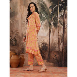 ชุดคุร์ตะผ้าชีฟองพิมพ์ลายดอกไม้สีเหลืองสำหรับผู้หญิง พร้อมปกผูกโบว์และกางเกงปาลาซโซ่สามส่วน สำหรับฤดูใบไม้ผลิ/ฤดูร้อน - Product Image 3