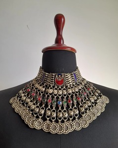 Authentique collier ras du cou Kuchi avec embellissements en pierre colorée avec des breloques pendantes et une bordure perlée - Product Image 6