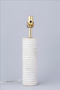 โคมไฟตั้งโต๊ะหินอ่อนราคาที่ดีที่สุดออกแบบเองสําหรับห้องนอนโรงแรมใช้ในร่ม AC ขับเคลื่อนแรงดันไฟฟ้าอินพุต 220V ผู้ส่งออกชาวอินเดีย - Product Image 2