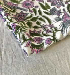 Tela de Algodón Estampada a Mano con Diseño Mughal de Pavo Real y Flores |   Textil Étnico Indio Rosa y Verde - Product Image 4