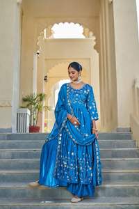 Ensemble de vêtements de fête de mariage pour femmes de créateur attrayant à la mode Kurta Sharara Dupatta vente en gros de vêtements pakistanais Surat - Product Image 2