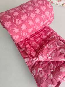 Couverture matelassée réversible en coton imprimé floral rose, taille Queen - Product Image 2