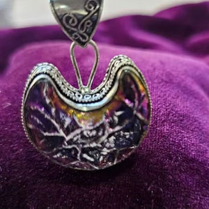 20% de Descuento en Colgante de Mosaico de Luna Creciente Iridiscente Morado Hecho a Mano Estilo Bohemio con Cadena de Bambú, Idea de Regalo de Año Nuevo - Product Image 1