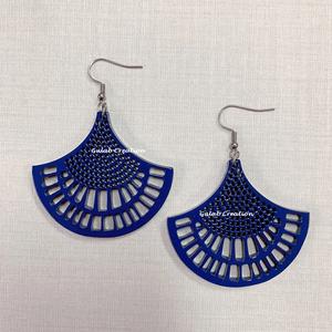 Pendientes de Aro Huggie de Resina Marrón Colorida, Ecológicos, Ligeros, Modernos y Hechos a Mano para Uso Diario y Fiestas - Product Image 6