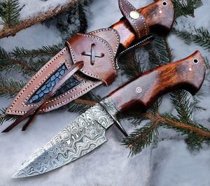 Cuchillo de Caza Hecho a Mano con Hoja de Acero de Damasco, Mango de Madera de Nogal y Funda de Cuero, Cuchillo para Exteriores - Product Image 1