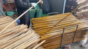 Les balais en bois sont fabriqués au Vietnam en grande quantité - Product Image 4