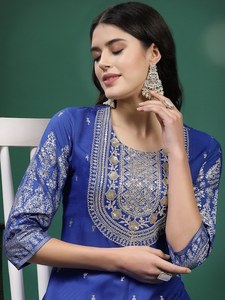 Conjunto Étnico Exclusivo de Diseño Tradicional Indio-Pakistaní para Mujer, Kurti Anarkali Listo para Usar con Pantalones a Juego, Última Moda en Viscosa - Product Image 2