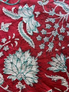 Tela de Algodón Estampada a Mano con Diseño Floral de Vid en Rojo Intenso |   Textil Étnico Artesanal - Product Image 4