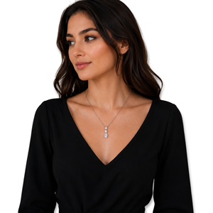 Collier pendentif de luxe pour femme en argent avec diamants de laboratoire de formes multiples, émeraudes rondes et ovales - Product Image 1