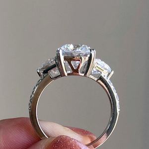 Meilleure qualité 4.50 carats EF VS bague allongée en diamant de laboratoire taillé sur coussin à 3 pierres en or blanc 14 carats - Product Image 2