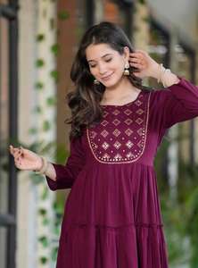 ชุดราตรีผ้าฝ้ายย้อมสีเรียบหรูพร้อมปักลายแอกและกระโปรงยาวเต็มตัวแขนยาวทำจากผ้าฝ้ายสวมใส่ได้ทุกวัน - Product Image 4