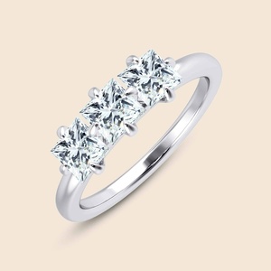 Magnifique bague en or massif 14 carats avec trois diamants de taille princesse, diamants de laboratoire de 1,00 carat F+-VS, idéale pour un cadeau festif - Product Image 2