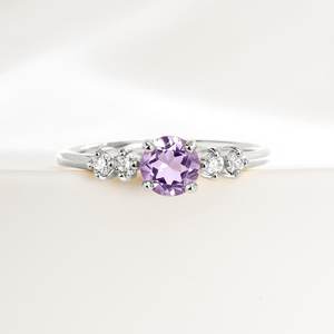 Anillo de compromiso de cinco piedras de amatista lavanda para mujer, gema púrpura, plata de ley 925, piedra de nacimiento de febrero, devoción - Product Image 1