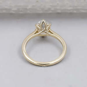 Anillo de Compromiso con Diamante Ovalado Cultivado en Laboratorio, Certificado por IGI, con Engaste Solitario de 6 Puntas - Product Image 4