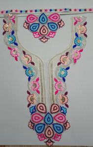 ผ้าปะคอปกแบบชนเผ่าที่ออกแบบโดยดีไซเนอร์มีการปักลายและสไตล์งานเย็บปักเลื่อมสำหรับเสื้อชุดส่าหรีบูติก - Product Image 2