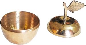 Caja Sindoor de latón dorado con tapa para decoración de templos y regalos de festivales Polvo de técnica pulida de diseño tradicional - Product Image 4