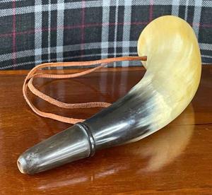 Cuerno Nórdico Pulido Ecológico de Cuerno de Búfalo Natural con Correas de Cuero - Estilo Feng Shui y Religioso - Product Image 3