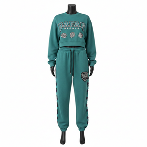 Conjunto Deportivo Premium para Mujer, Top Corto y Pantalones Jogger de Felpa de Algodón y Poliéster de 320 GSM, Color Verde Azulado, con Franja Lateral y Logotipo Bordado - Product Image 6