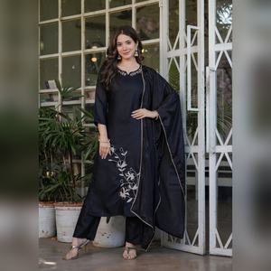 Traje de diseñador de rayón slub de última tendencia con dupatta de seda chinon, listo para enviar, nueva colección 2025 para la moda - Product Image 1