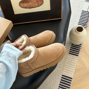 รองเท้าบูทสำหรับฤดูหนาวทำจากหนังขนสัตว์และให้ความอบอุ่นได้อย่างยอดเยี่ยม น่ารัก คลาสสิก และใช้งานได้หลากหลายมาก - Product Image 1