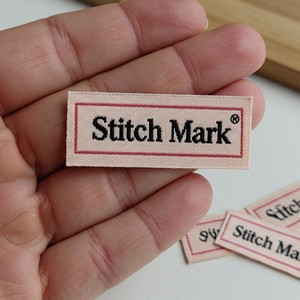 Étiquettes tissées damassées en taffetas de satin OEM/ODM personnalisées de haut niveau pour un usage quotidien Production urgente pour les marques de mode - Product Image 4