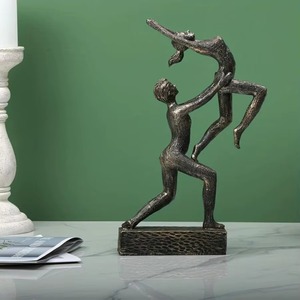 Figurines de couple en fer tendance, alliant sans effort l'art moderne et l'émotion en un chef-d'œuvre décoratif captivant - Product Image 3