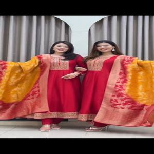 Conjunto de Kurti Anarkali Rojo Especial para Festivales, Kurti Anarkali de Seda Chanderi Pura con Dupatta de Seda Banarasi Dorada con Bordado Zari de 3 Metros - Product Image 6