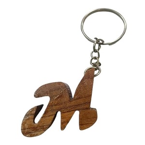 Porte-clés en macramé personnalisés en ligne, porte-clés bohèmes faits à la main, porte-clés design avec du bois provenant d'un fournisseur indien, objets de décoration intérieure - Product Image 1