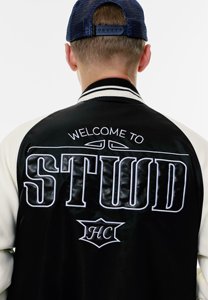 เสื้อแจ็กเก็ตเบสบอลผ้าสักหลาดแขนยาวผ้าขน100% สำหรับผู้ชายแผ่นกำมะหยี่ออกแบบโลโก้ได้ตามต้องการ - Product Image 2